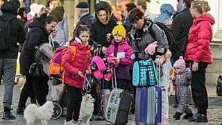 Женщины и дети ждут транспорта в польском Пшемысле