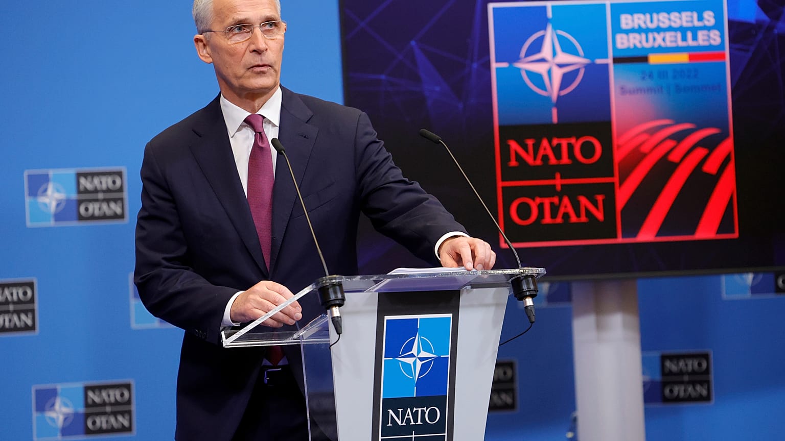 Jens Stoltenberg NATO-főtitkár beszél március 23-i sajtótájékoztatóján a másnapi NATO-csúcsról