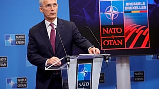 Jens Stoltenberg NATO-főtitkár beszél március 23-i sajtótájékoztatóján a másnapi NATO-csúcsról