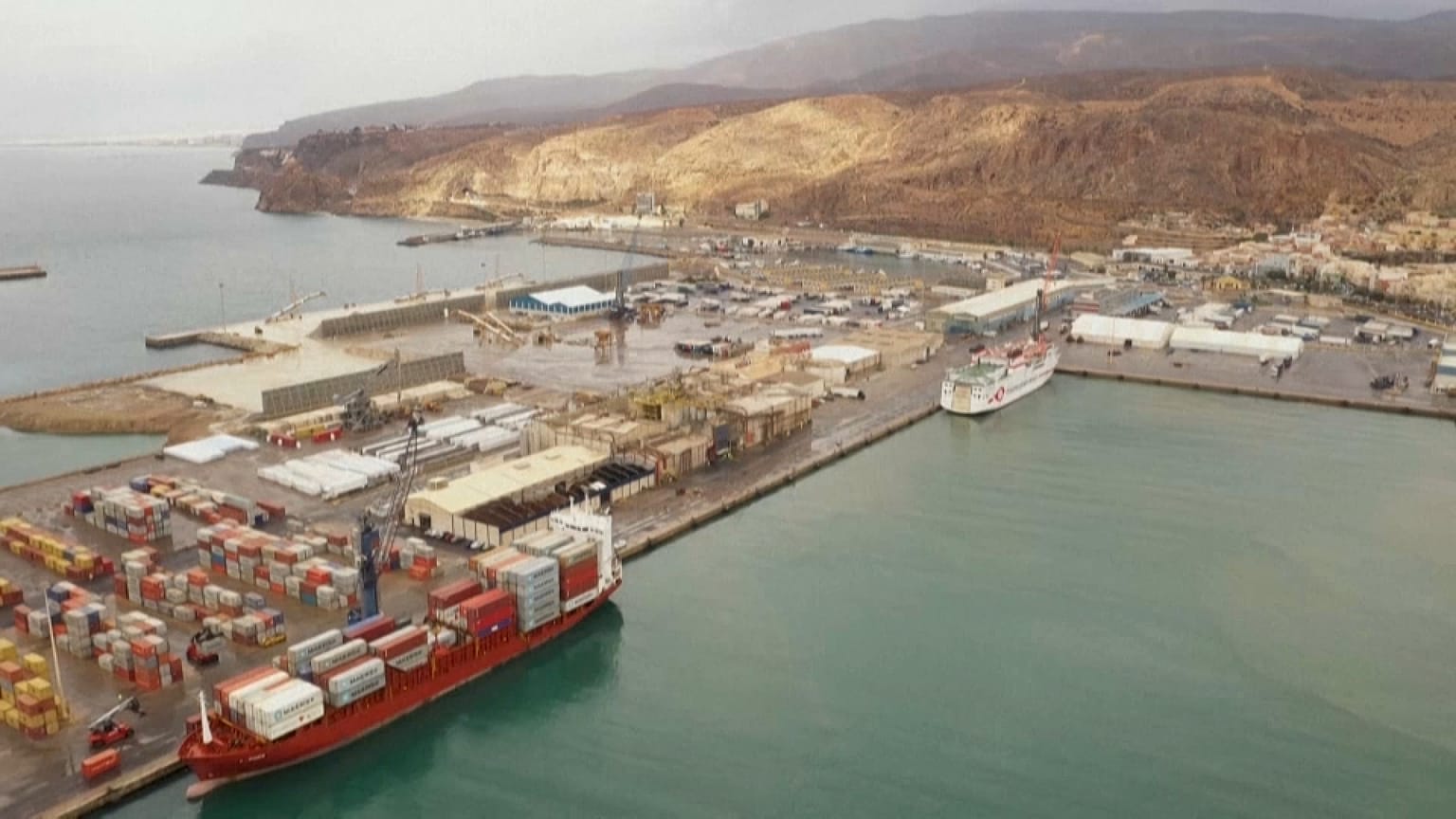 Instalaciones de la empresa energética Medgaz en el puerto de Almería
