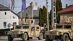 Magyar katonák az ukrán menekültek számára kialakított segítségpontnál Barabáson március 3-án