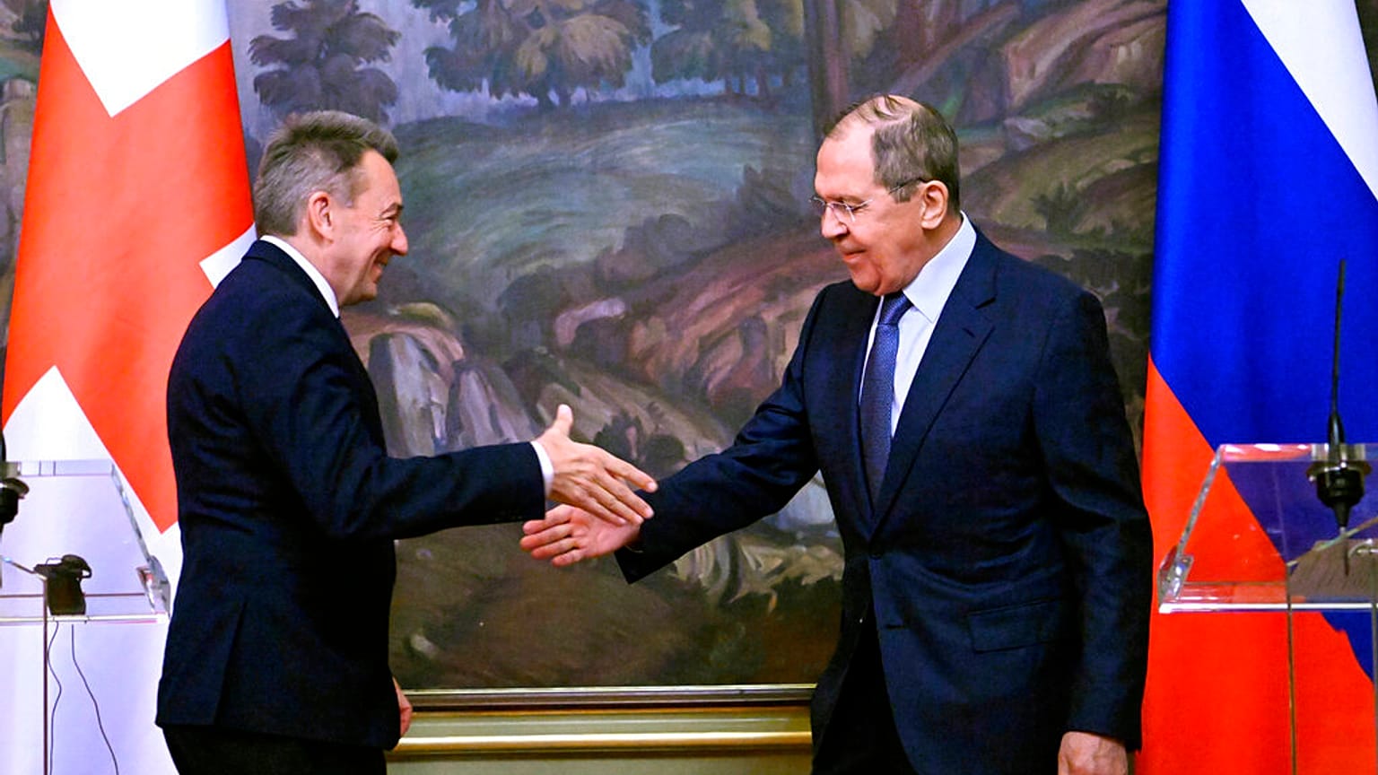 Peter Maurer, président du Comité international de la Croix-Rouge, et Sergueï Lavrov, ministre russe des Affaires étrangères à Moscou le 23 mars 2022