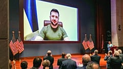 الرئيس الأوكراني فولوديمير زيلينسكي في خطاب افتراضي أمام الكونغرس في واشنطن.