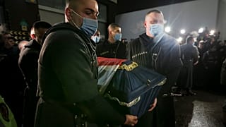 حراس الشرف يحملون نعشًا لأحد المتطوعين الجورجيين الذين قُتلوا أثناء القتال في أوكرانيا.