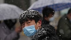 Warten auf Tests - auf bei Schneefall - in Peking.
