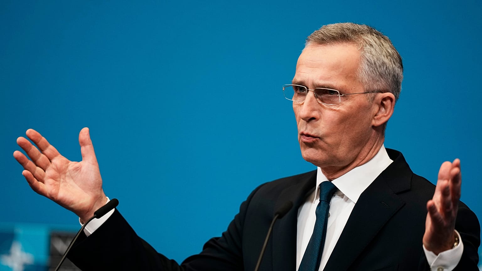Jens Stoltenberg NATO-főtitkár a március 24-i NATO-csúcs utáni sajtótájékoztatón