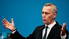 Jens Stoltenberg NATO-főtitkár a március 24-i NATO-csúcs utáni sajtótájékoztatón