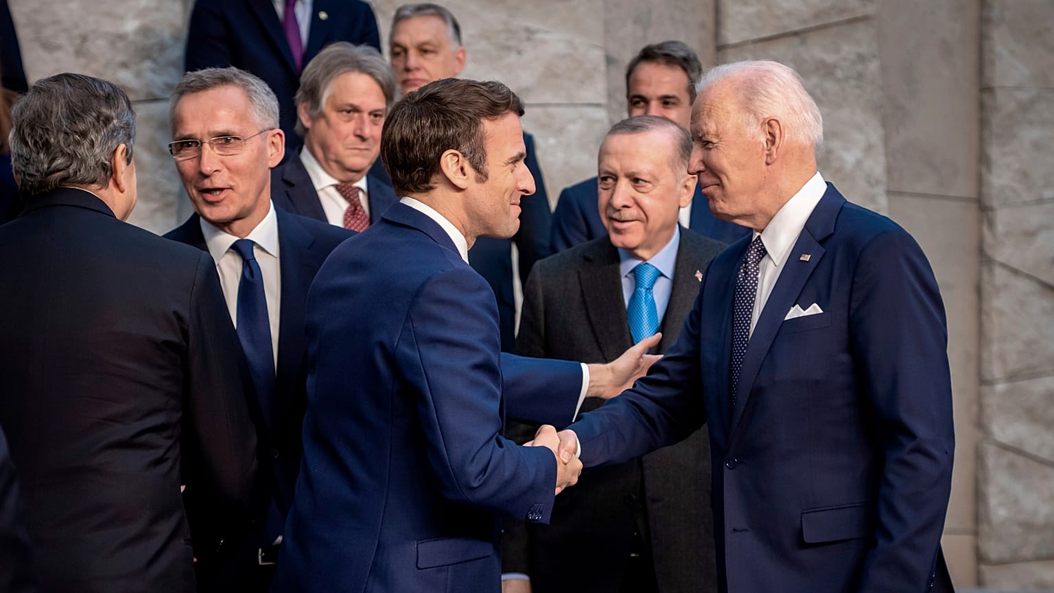 Emmanuel Macron francia, Joe Biden amerikai elnökkel a rendkívüli NATO-csúcson