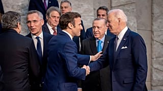 Emmanuel Macron francia, Joe Biden amerikai elnökkel a rendkívüli NATO-csúcson