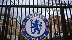 A Chelsea labdarúgóklub címere a londoni Stamford Bridge stadion egyik kapuján