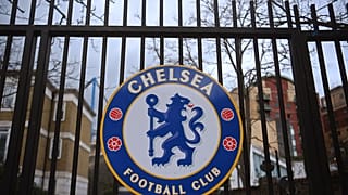 A Chelsea labdarúgóklub címere a londoni Stamford Bridge stadion egyik kapuján