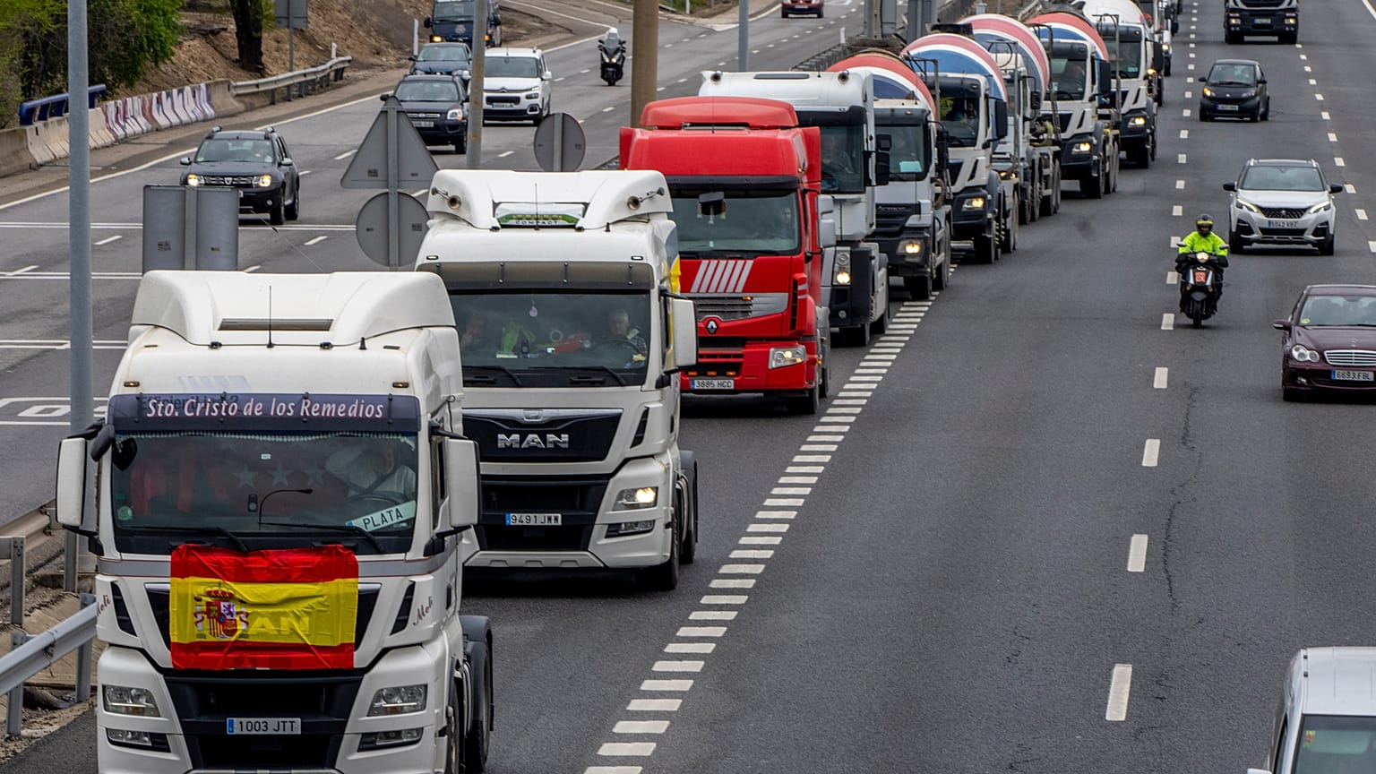 Los camiones se reúnen para protestar contra el alto precio del combustible en las afueras de Madrid, España, el jueves 24 de marzo de 2022