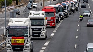 Los camiones se reúnen para protestar contra el alto precio del combustible en las afueras de Madrid, España, el jueves 24 de marzo de 2022