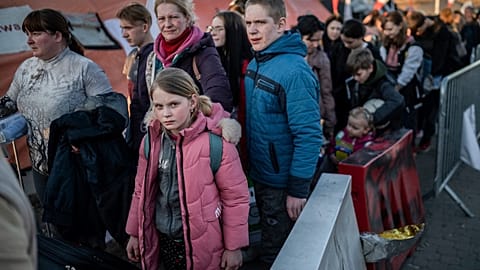 Des réfugiés ukrainiens sont accueillis à Medyka, à la frontière polonaise 