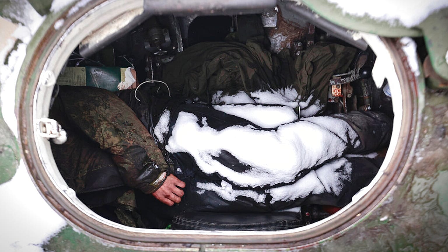 Leblose Körper in einem Militärfahrzeug im ukrainischen Butscha, nordwestlich von Kiew.