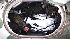 Leblose Körper in einem Militärfahrzeug im ukrainischen Butscha, nordwestlich von Kiew.