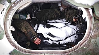 Leblose Körper in einem Militärfahrzeug im ukrainischen Butscha, nordwestlich von Kiew.