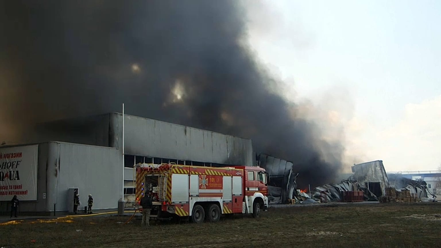 Feuer in einem Lagerhaus in einem Vorort von Kiew, Ukraine, 24.03.2022