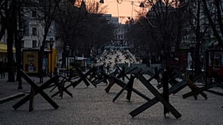 Противотанковые ежи в центре Одессы 24 марта 2022