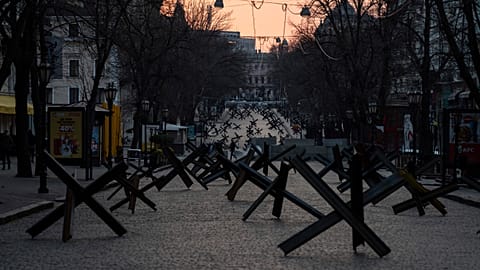 Противотанковые ежи в центре Одессы 24 марта 2022