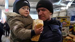 Du pain : le bien le plus précieux pour les réfugiés de Marioupol 