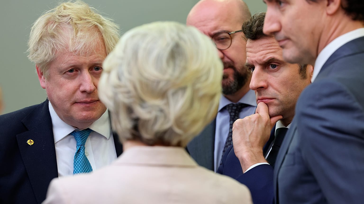 Emmanuel Macron en discussion avec Ursula von der Leyen, Boris Jonhson, Charles öichel et Justin Trudeau à la réunion du G7, le 24 mars 2022