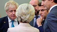 Emmanuel Macron en discussion avec Ursula von der Leyen, Boris Jonhson, Charles öichel et Justin Trudeau à la réunion du G7, le 24 mars 2022