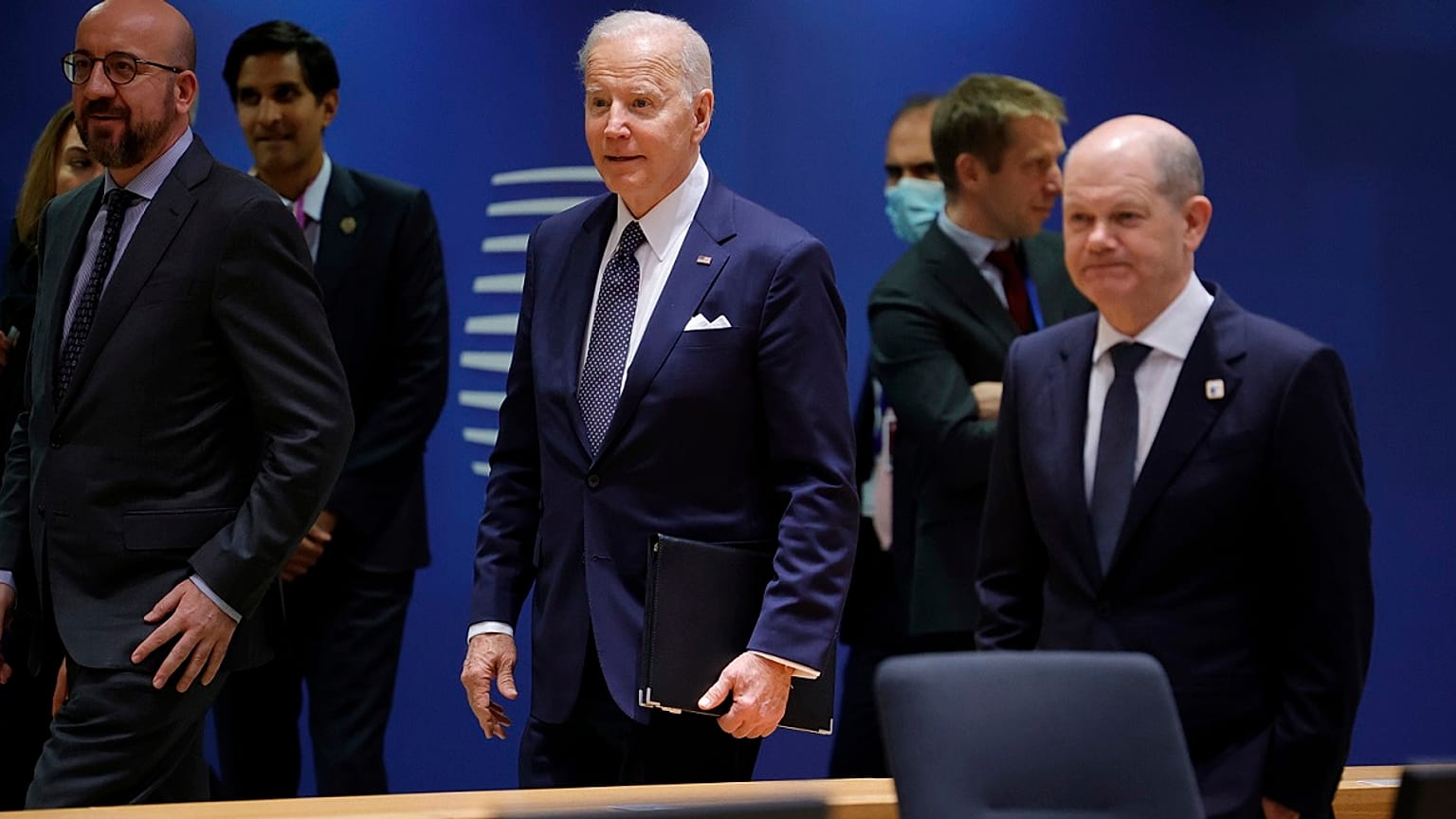 Von links nach rechts: EU-Ratspräsident Charles Michel, US-Präsident Joe Biden und deutsche Bundeskanzler Olaf Scholz.