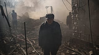 Un hombre camina entre los restos de una casa destruida en Jarkov, Ucrania