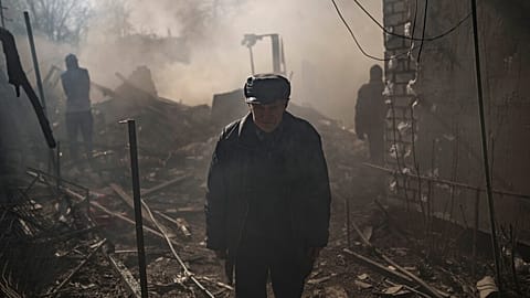 Un hombre camina entre los restos de una casa destruida en Jarkov, Ucrania