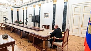 Wladimir Putin mit Verteidigungsminister Sergei Schoigu am 27.2.2022