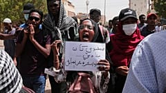 متظاهرون سودانيون مناهضون للانقلاب يشاركون في التظاهرات المستمرة ضد الحكم العسكري في الخرطوم، السودان، 24 مارس 2022