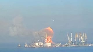 Fumo e chamas no porto de Berdyansk, onde a Ucrânia diz ter afundado um navio da marinha russa