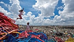 Kinder spielen im Plastikmüll - ARCHIV