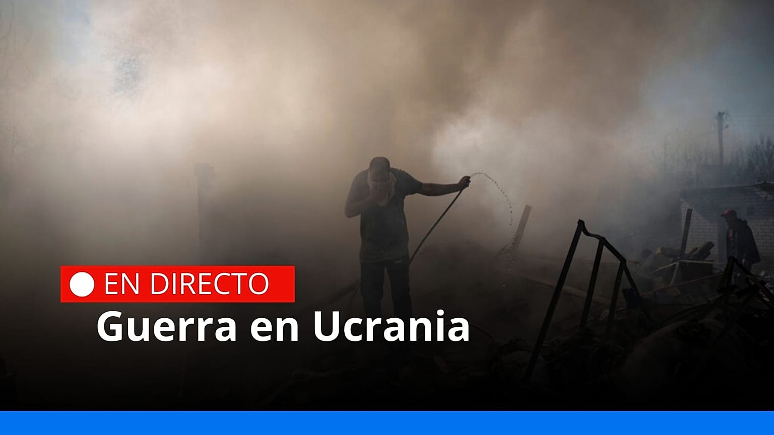 Ucranianos tratan de apagar el fuego de una casa, destruida tras un ataque ruso en Járkov