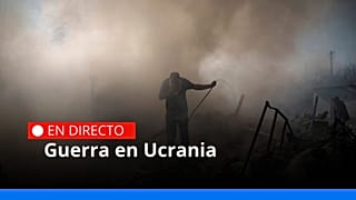 Ucranianos tratan de apagar el fuego de una casa, destruida tras un ataque ruso en Járkov
