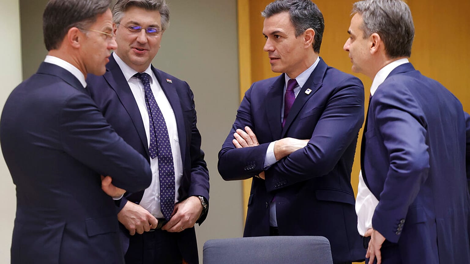 Ο Έλληνας πρωθυπουργός Κυριάκος Μητσοτάκης ανάμεσα σε άλλους Ευρωπαίους ηγέτες κατά τη διάρκεια παλαιότερης συνόδου Κορυφής