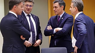 Ο Έλληνας πρωθυπουργός Κυριάκος Μητσοτάκης ανάμεσα σε άλλους Ευρωπαίους ηγέτες κατά τη διάρκεια παλαιότερης συνόδου Κορυφής