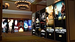 إعلانات لأفلام هوليوود القادمة في دار للسينما في لاس فيغاس.