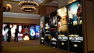 إعلانات لأفلام هوليوود القادمة في دار للسينما في لاس فيغاس.