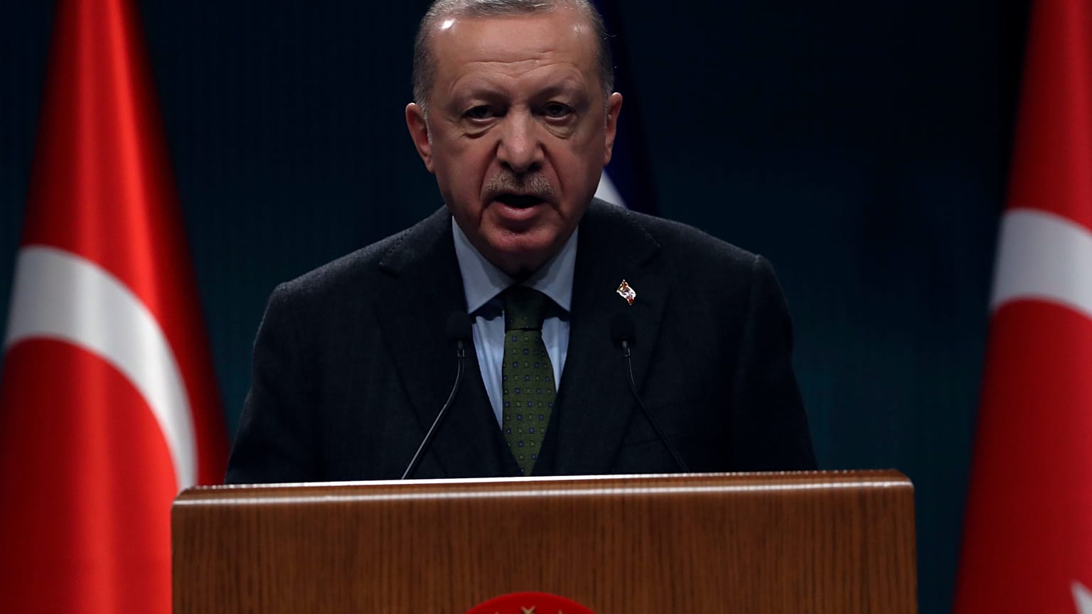 الرئيس التركي رجب طيب أردوغان خلال مؤتمر صحفي مشترك مع الرئيس الإسرائيلي إسحاق هرتسوغ في أنقرة، تركيا.