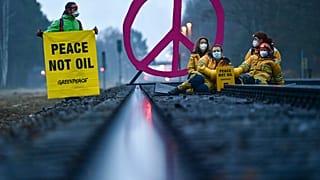 A Greenpeace német aktivistái március 15-én blokkolták a schwedt-i olajfinomítóba vezető sínpárt, hogy így tiltakozzanak az orosz olajimport és a háború ellen 
