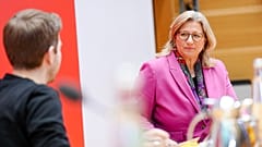 SPD-Kandidatin Anke Rehlinger im Wahlkampf im Saarland