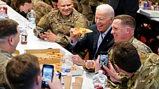La pizza di Joe Biden con i militari americani in Polonia. 