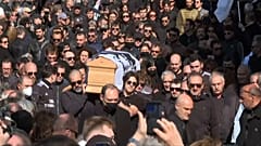 بدون تعليق: حشد هائل يشيع جثمان ناشط فرنسي مؤيد لاستقلال جزيرة كورسيكا قتل في السجن 