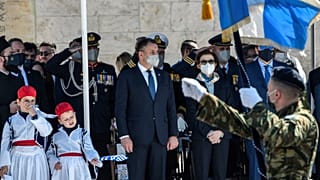 Министр обороны Франции Флоренс Парли стоит рядом со своим греческим коллегой Никосом Панайотопулосом во время парада в честь Дня независимости в Афинах 25 марта 2022 года.