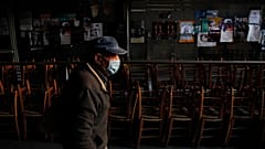 Περαστικός έξω από κατάστημα στη Λευκωσία