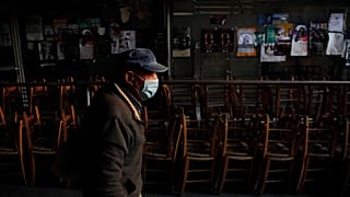 Περαστικός έξω από κατάστημα στη Λευκωσία