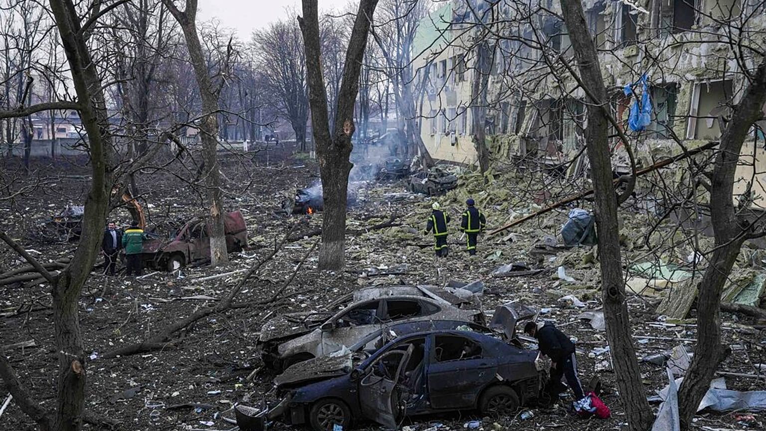Des employés des services d'urgence ukrainiens travaillent dans une maternité endommagée par des bombardements à Marioupol, en Ukraine, mercredi 9 mars 2022