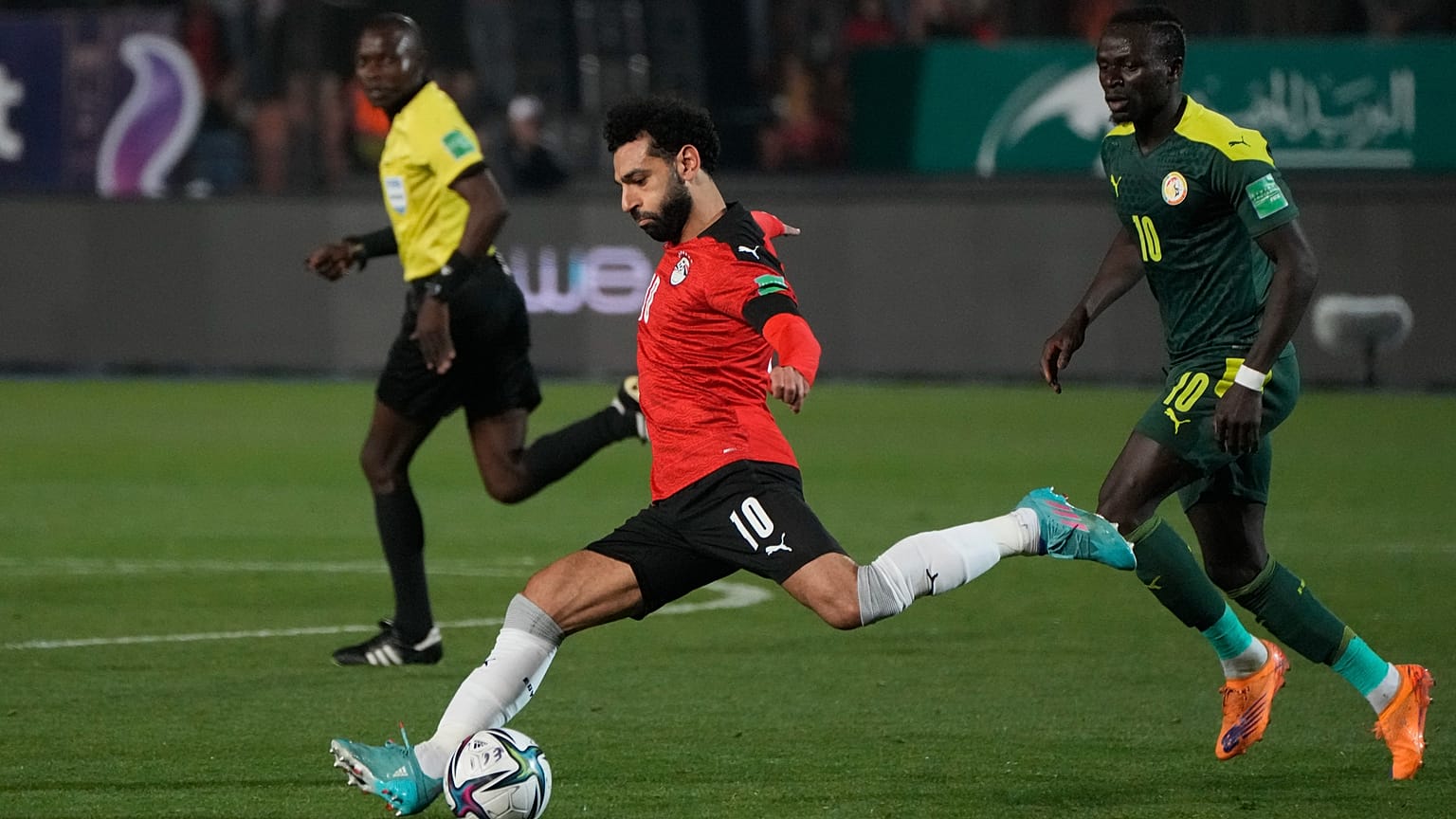 السنغالي ساديو ماني، يتابع المصري محمد صلاح  خلال مباراة كرة قدم تأهيلية لكأس العالم لكرة القدم في ملعب القاهرة الدولي. 2022/03/25